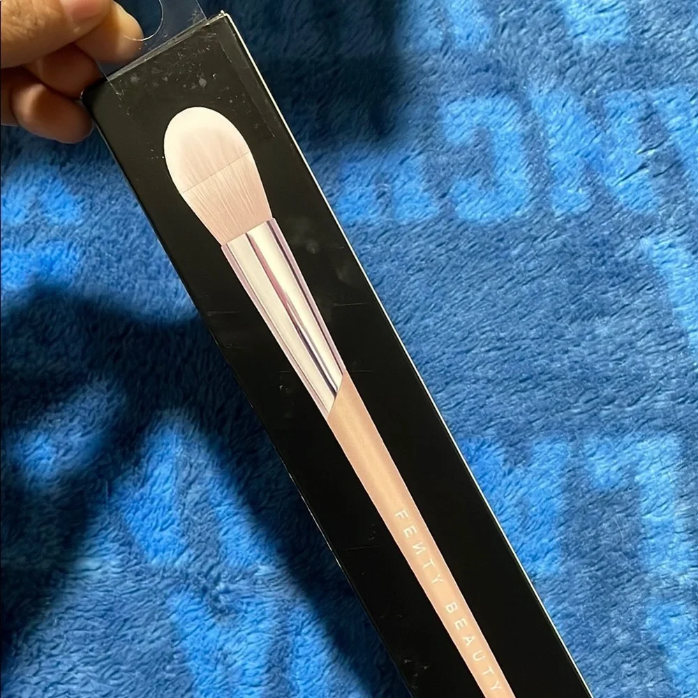 Fenty Beauty Highlighting Brush in Black and White